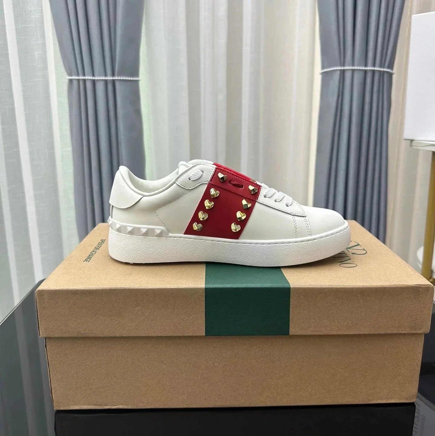 9 White and red