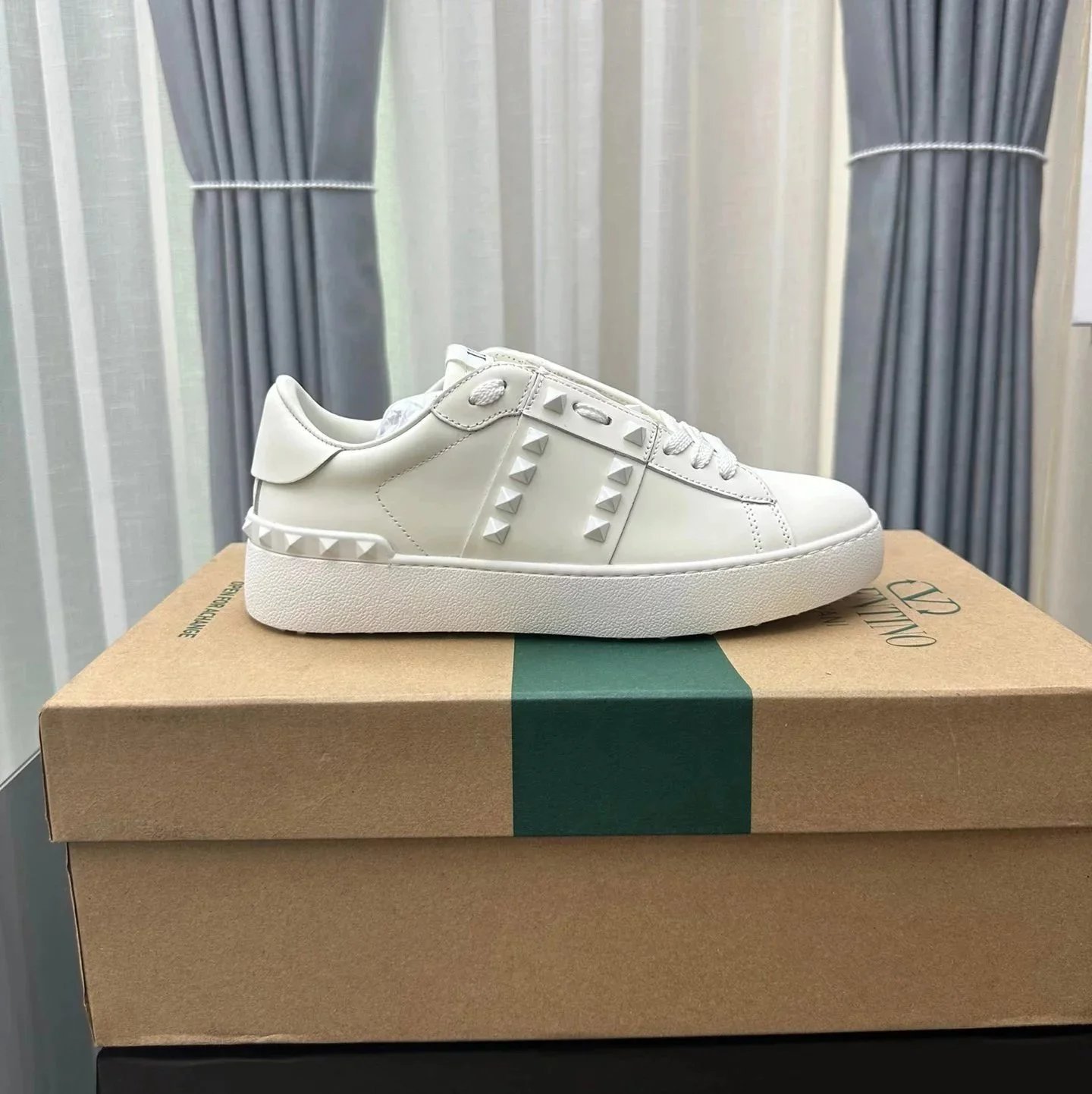 12 all white.