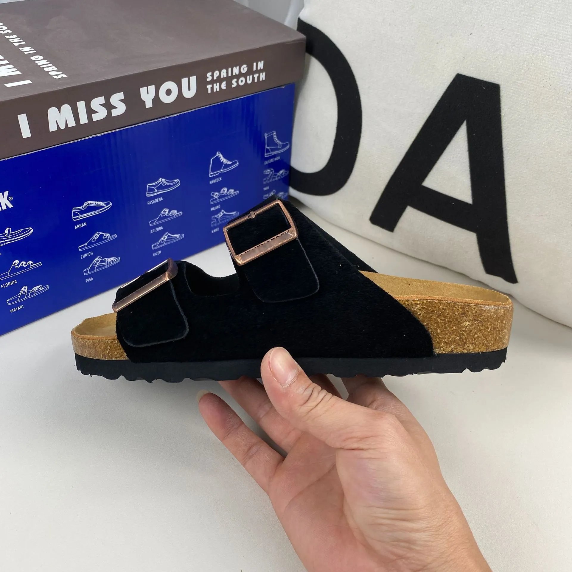 7 Black (suede)）