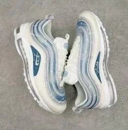 Gradient of white to blue