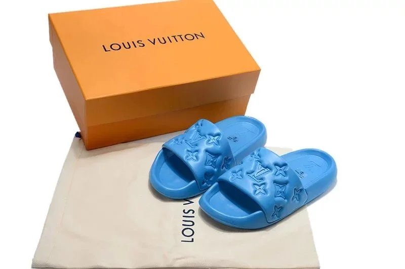 Embossed slippers-blue