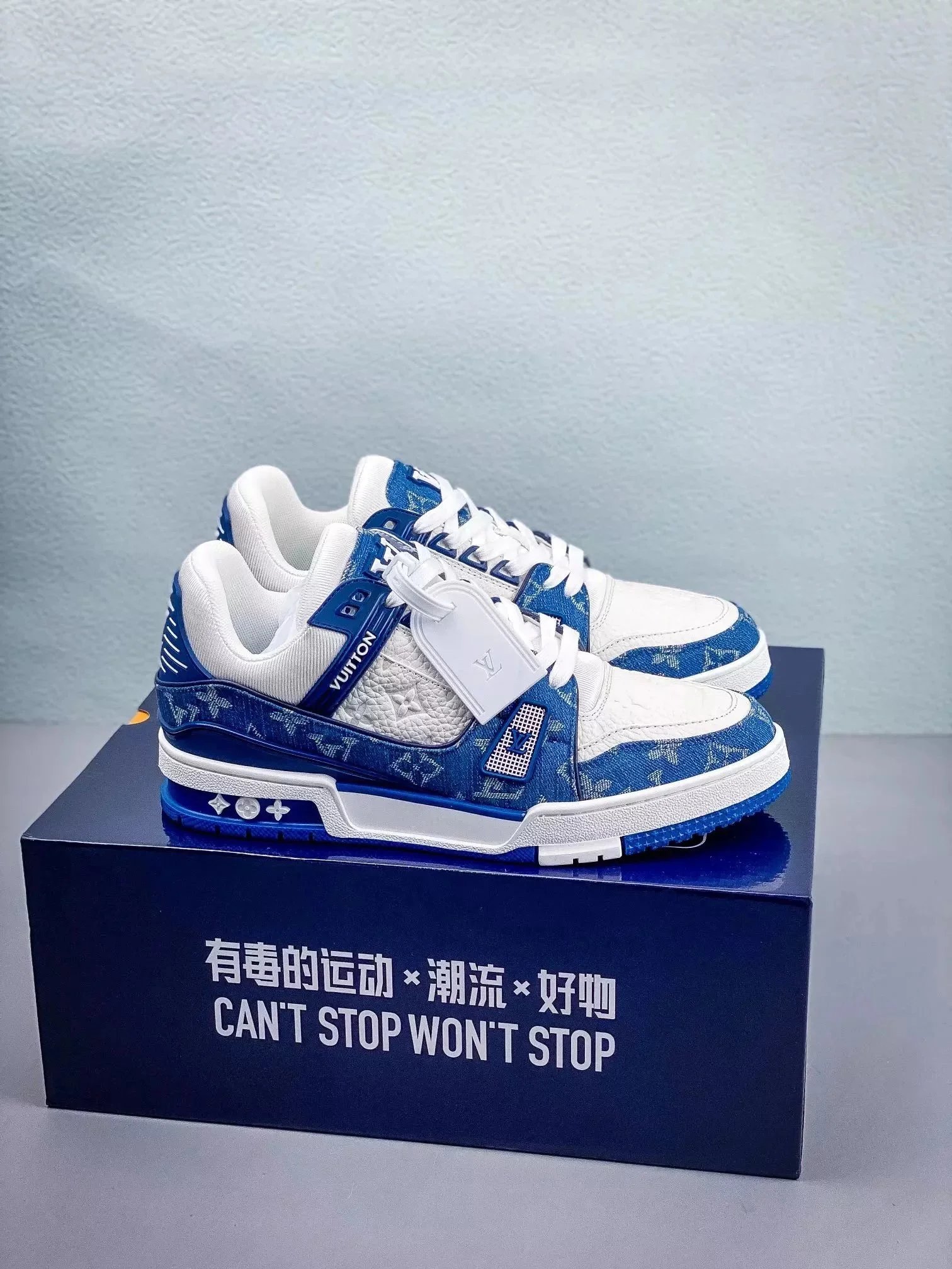 7-LV white and blue denim