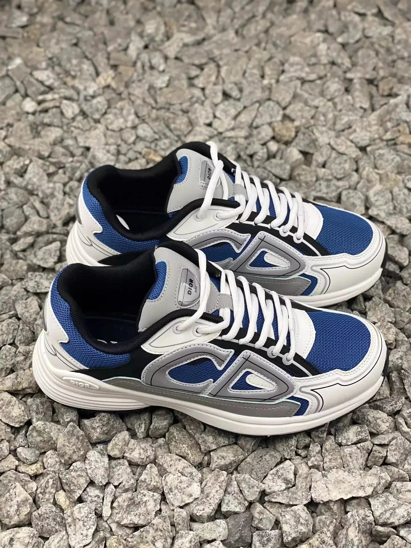 Value for money – B30 lake blue/light gray