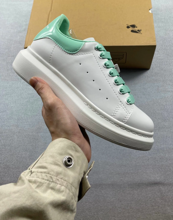 9 White-green tail