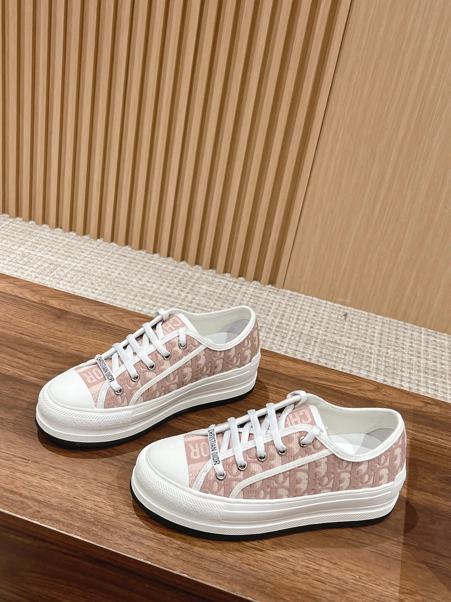 4 White pattern