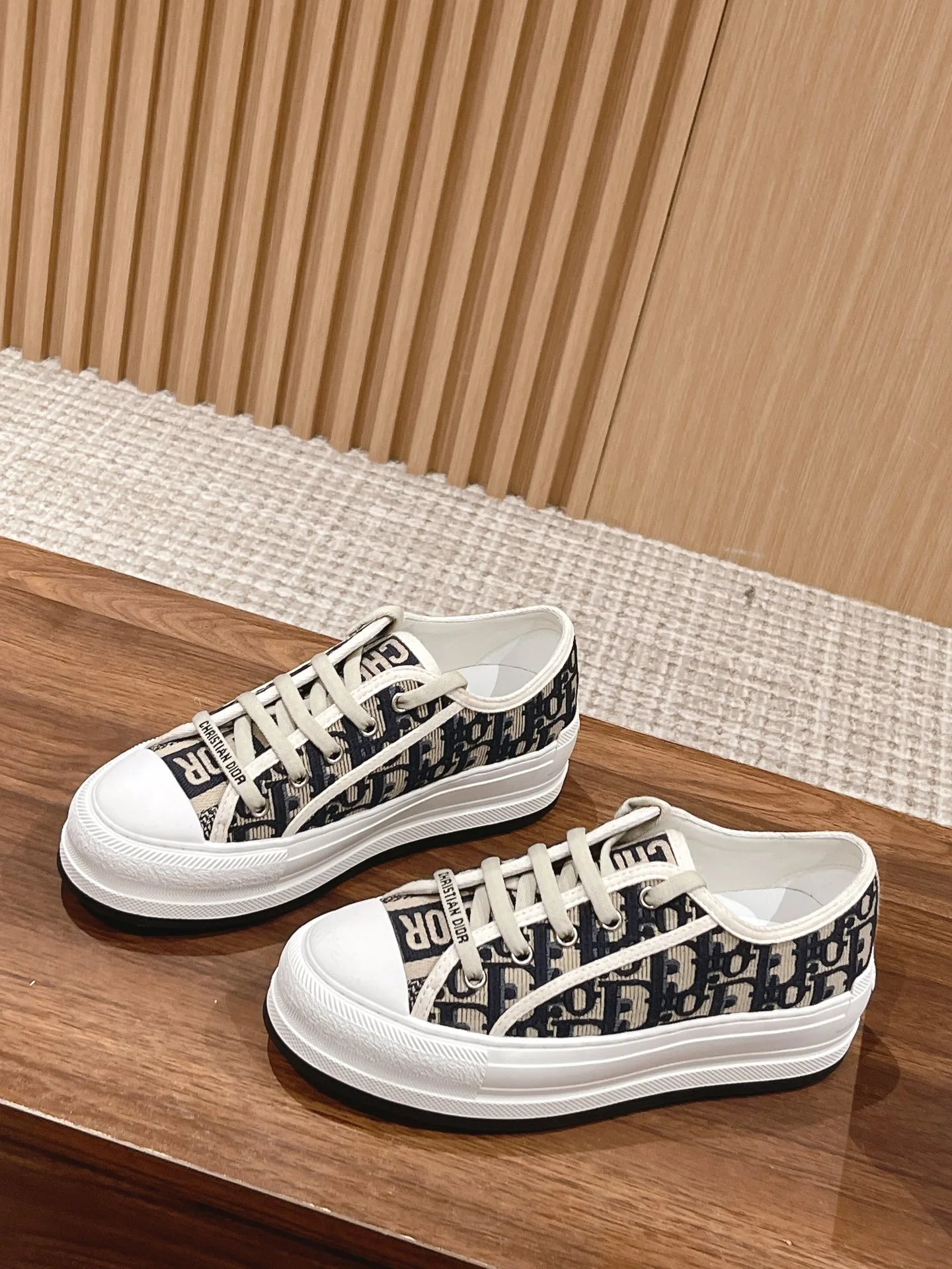5 White pattern