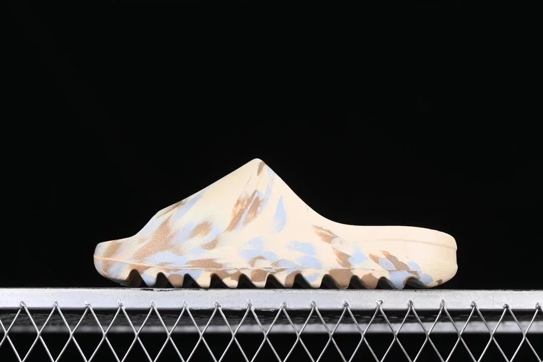 Coconut flip-flops in bone white and camouflage, GW1932