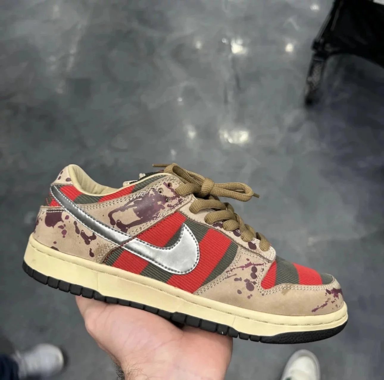 T Menggui Street gray red 313170-202