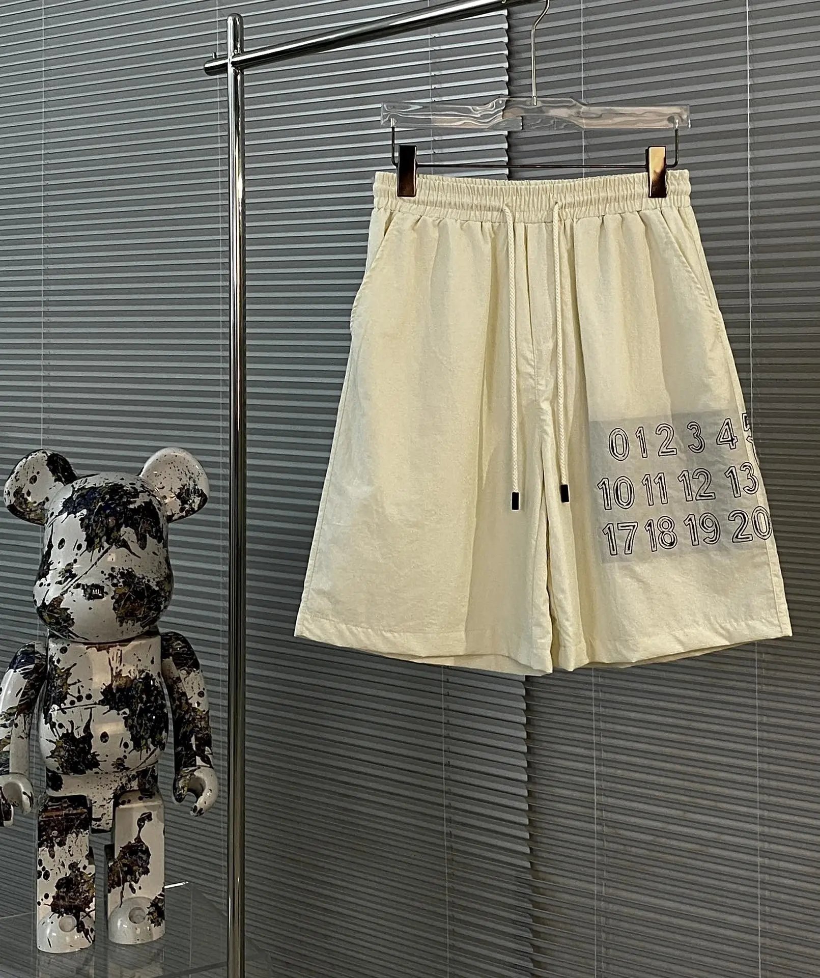 16 Off-white