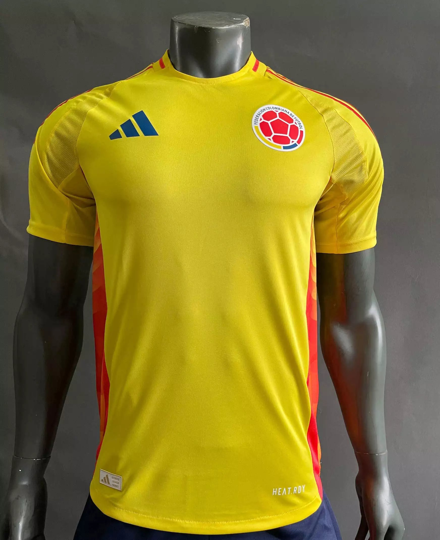 14 Colombia at home
