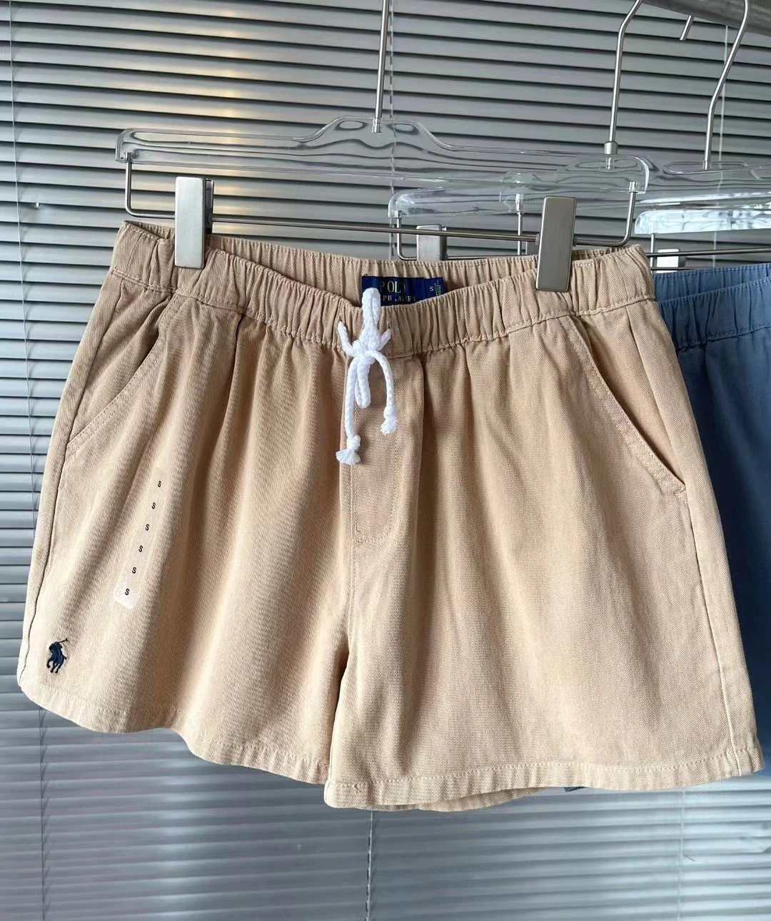 28 Apricot color