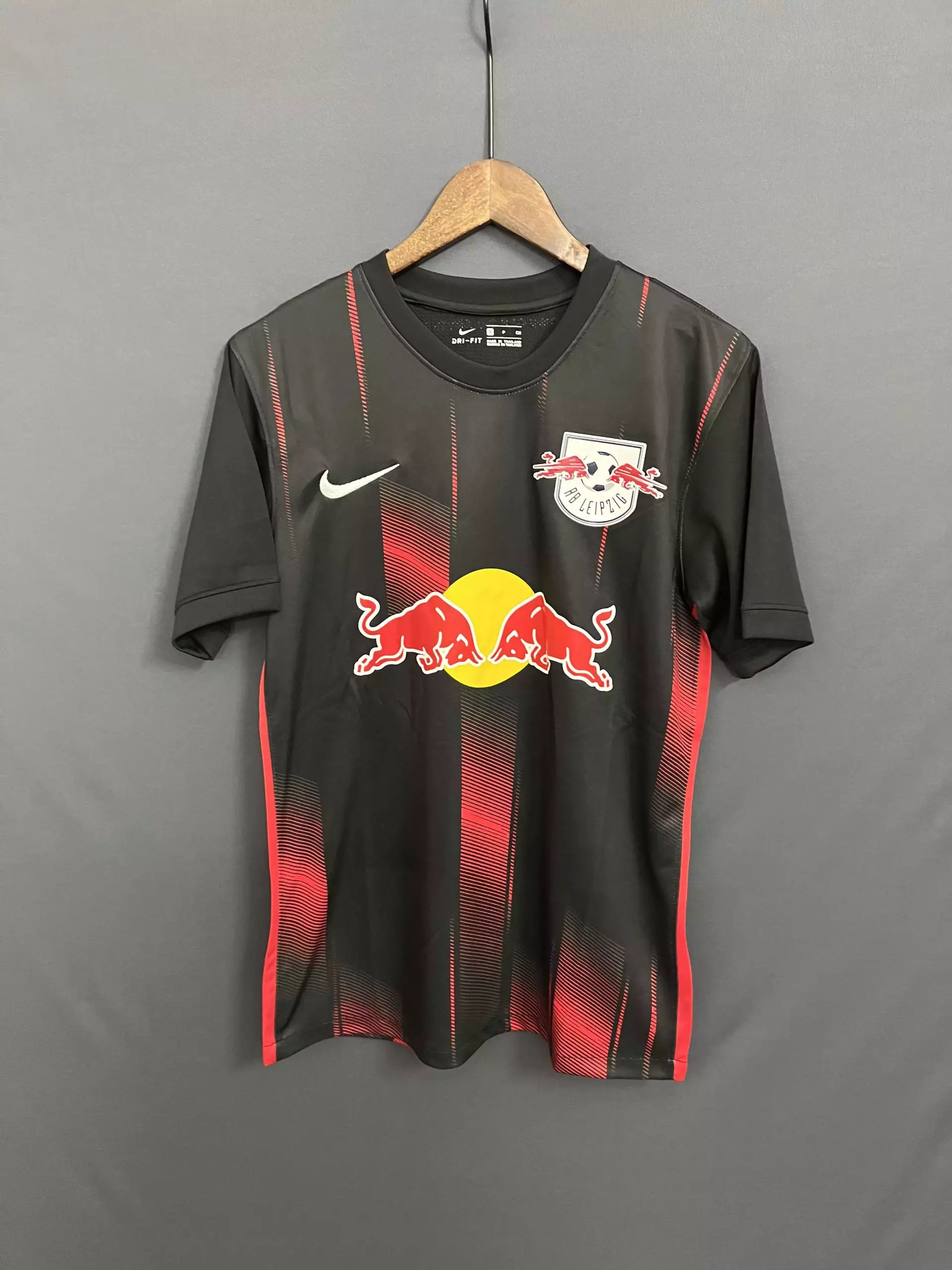 16 Black and red 006