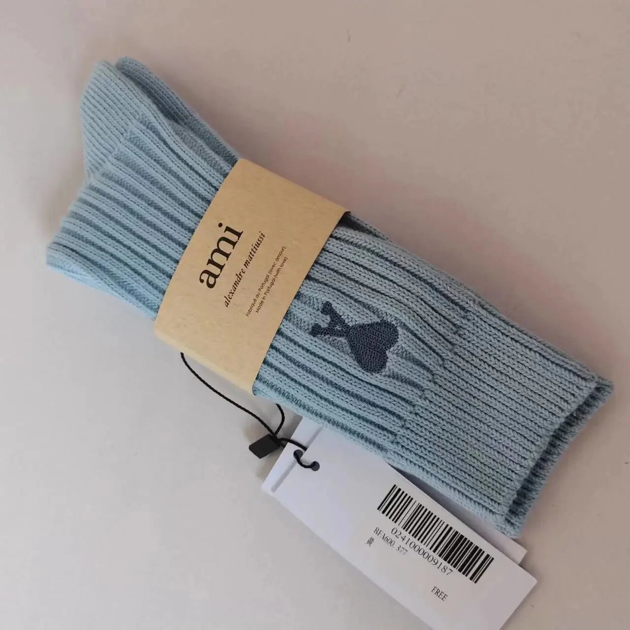 Blue bold-needle embroidery
