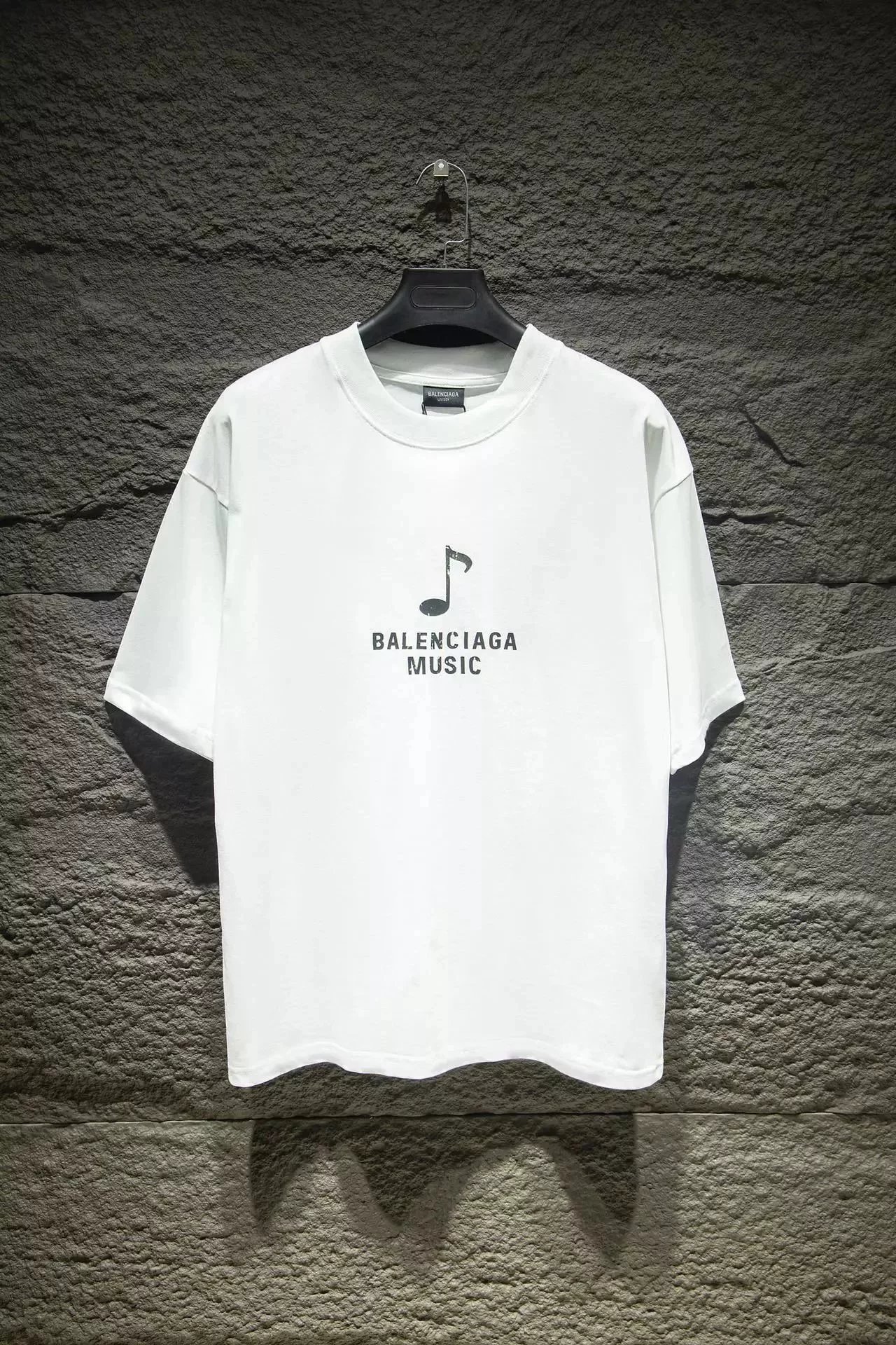 White background musical note 002