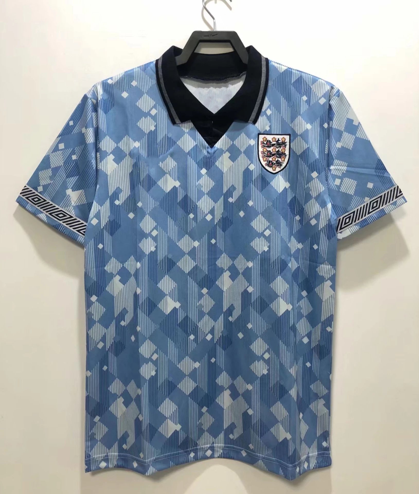 22 Blue and White 006