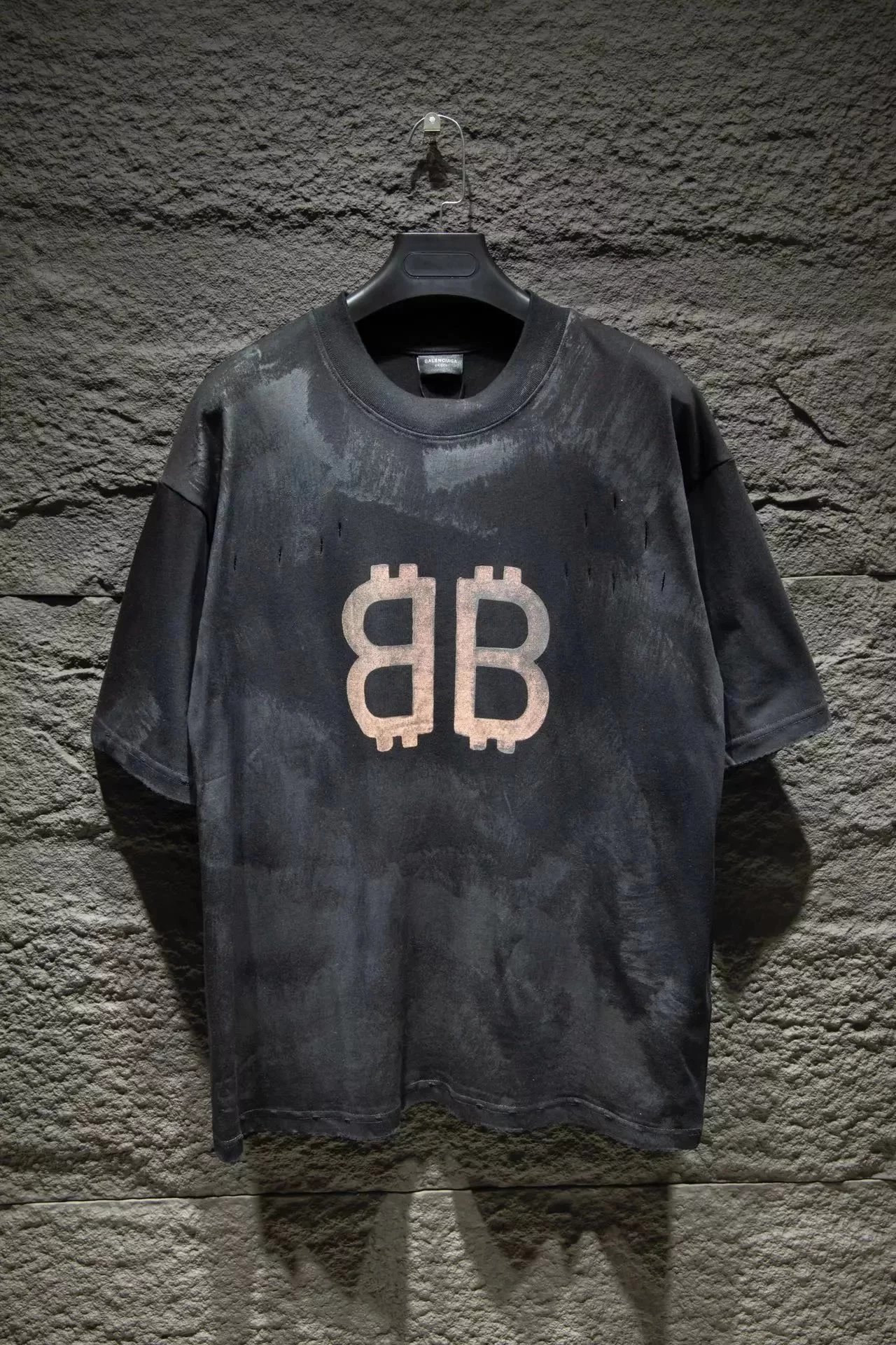 Black background with gold logo 002