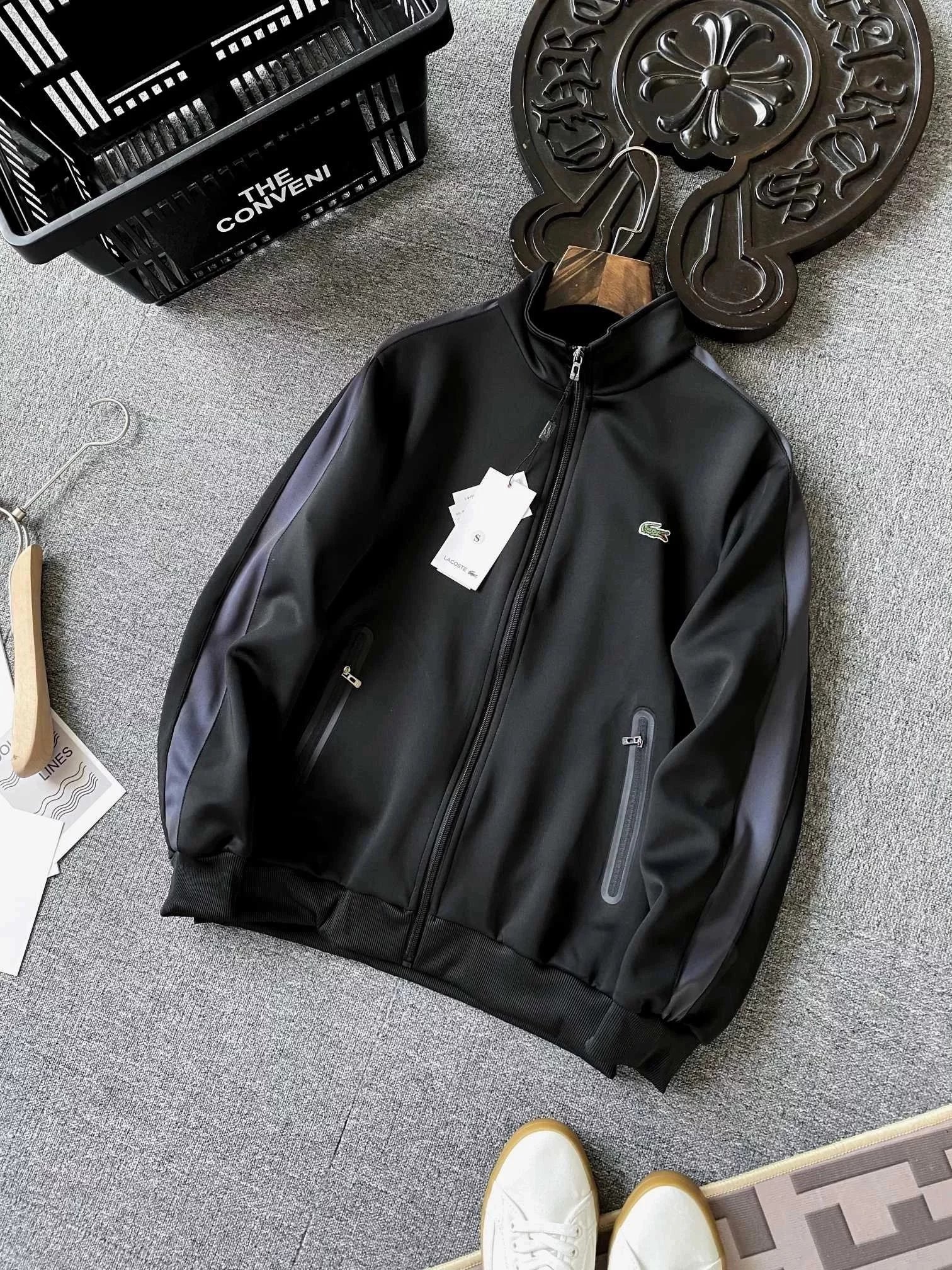 Black sports top 002