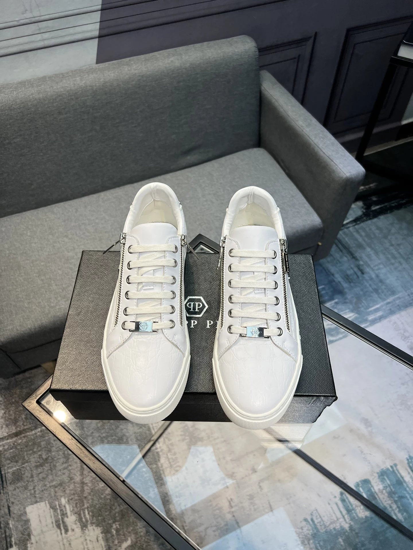 18 White 005