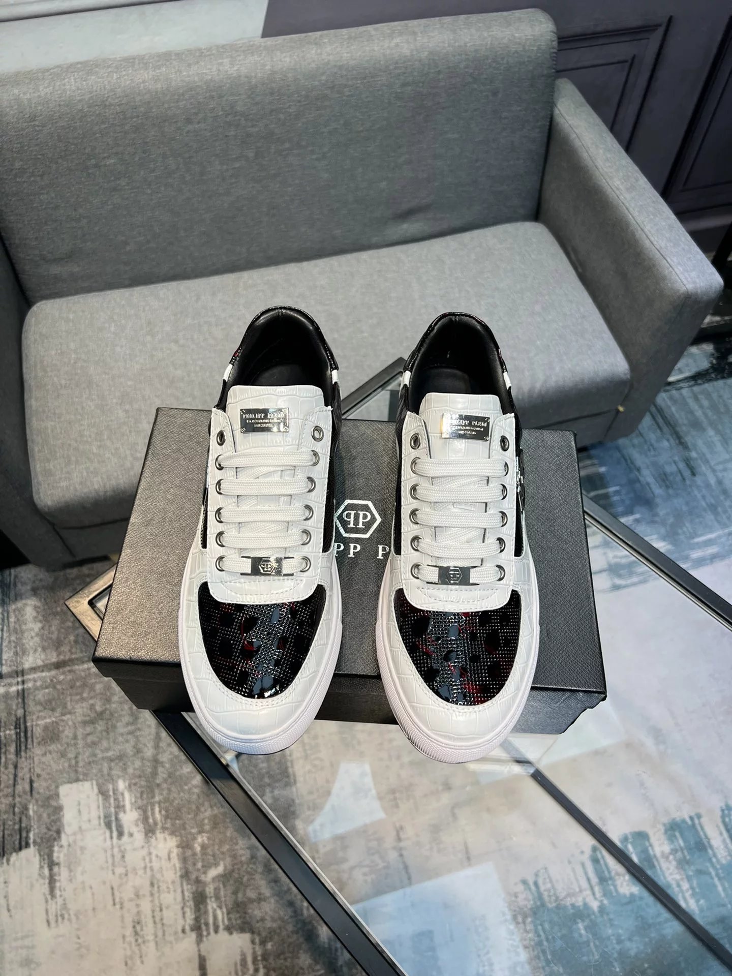 26 white and black 005