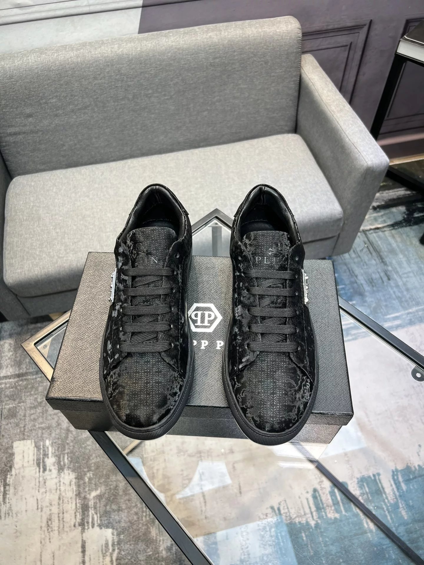 33 Black 005