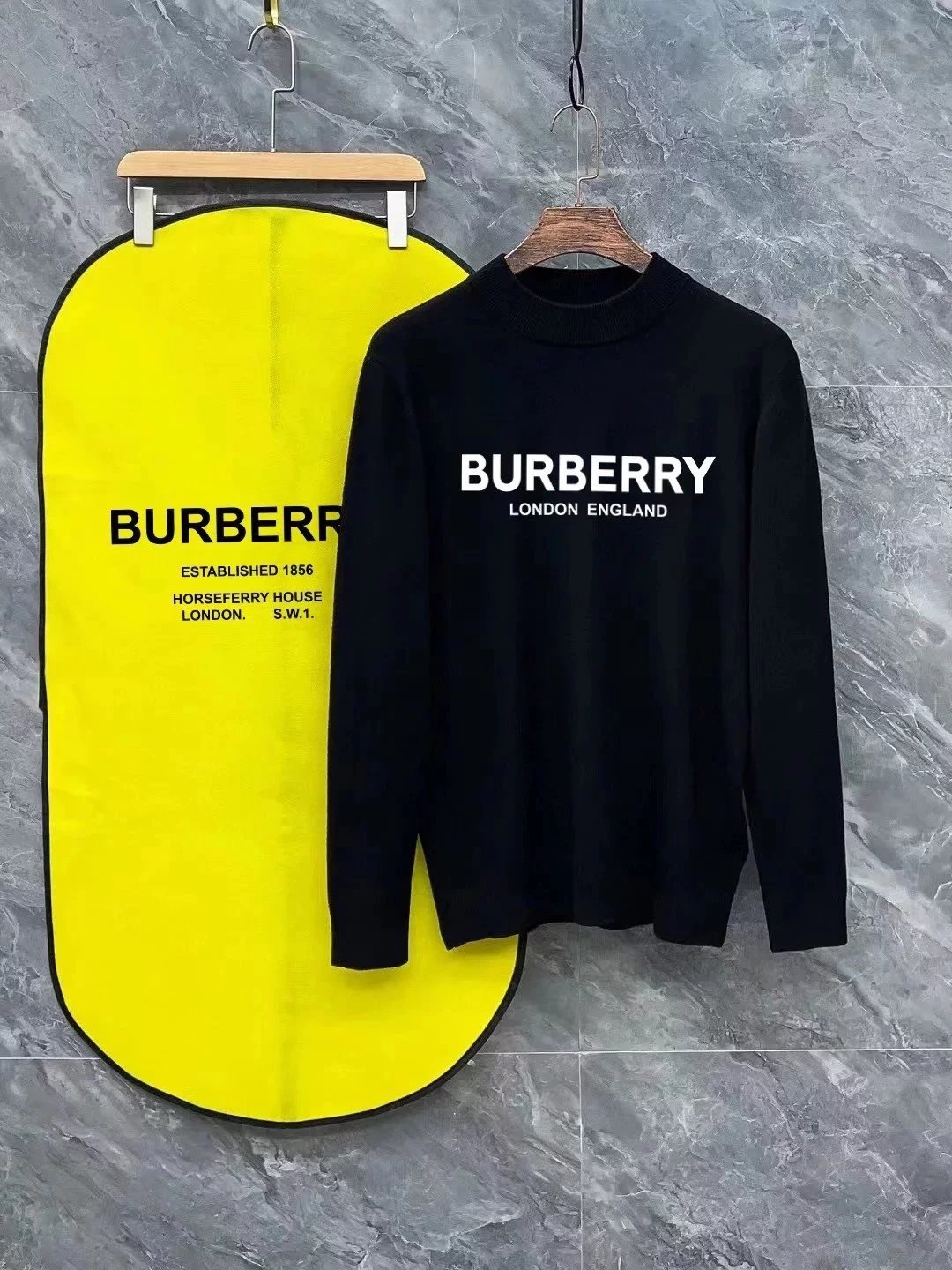 Black Sweater in English 002