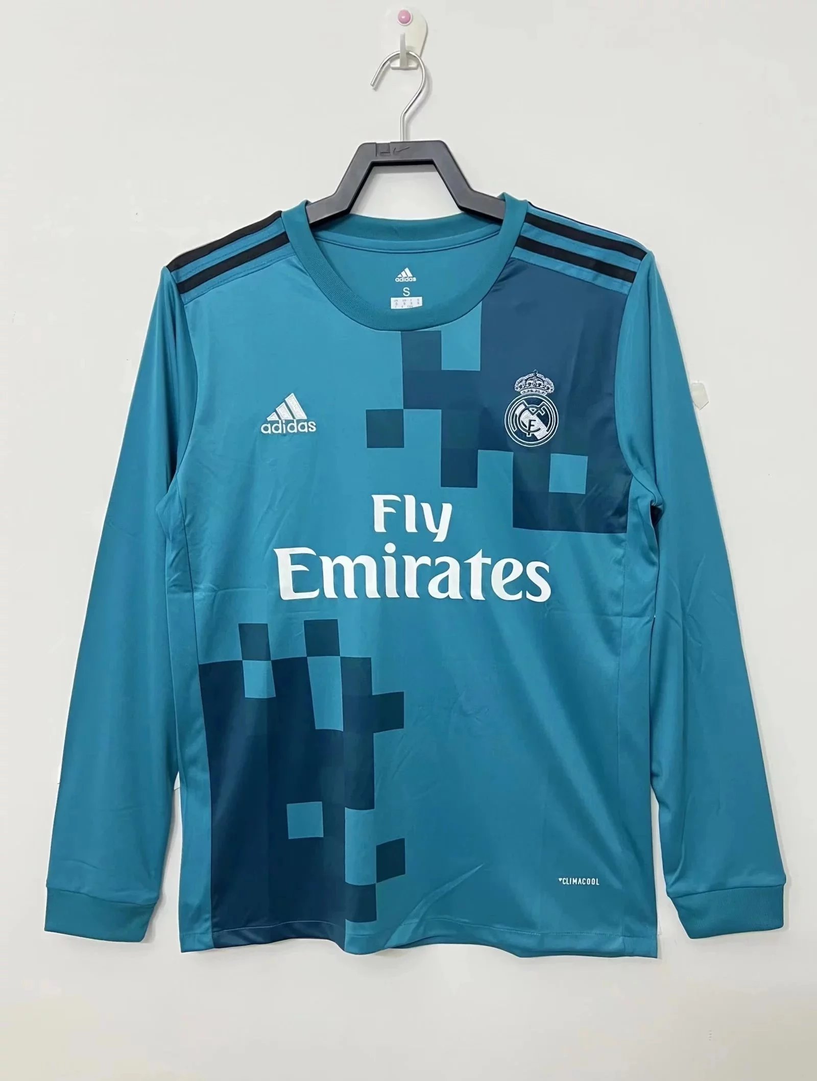 Blue, white, and black long-sleeved 005