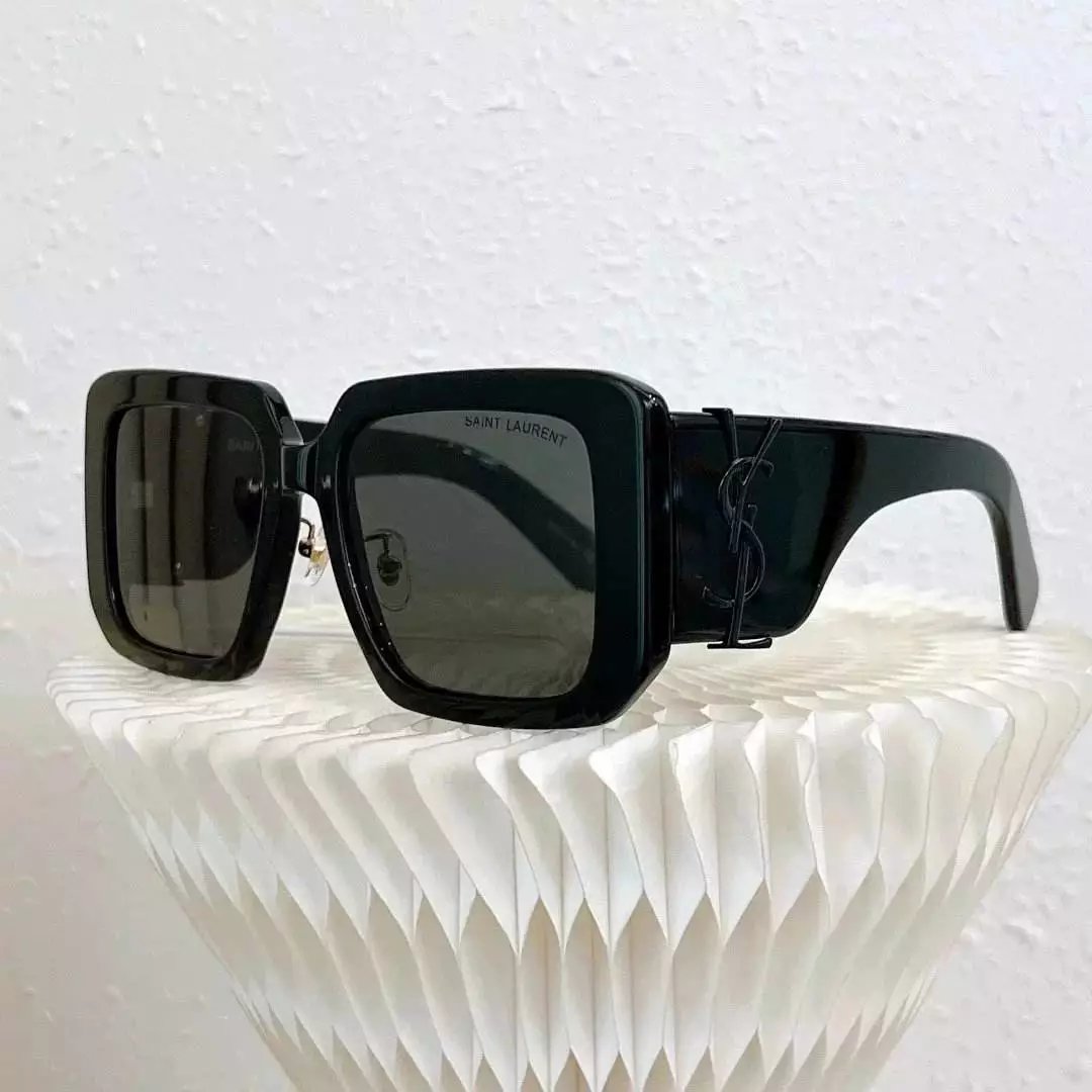 16 Black 006