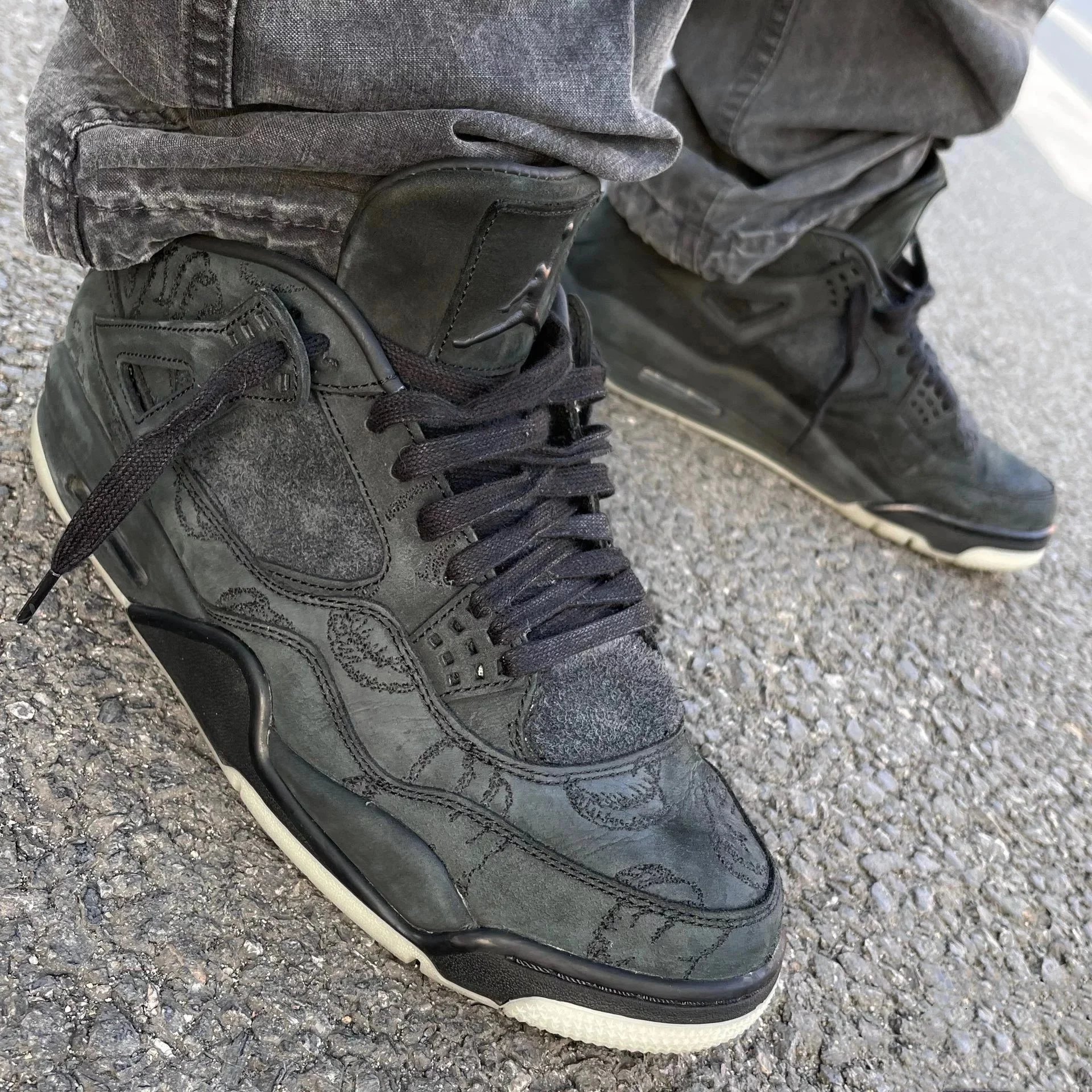 Kaws black