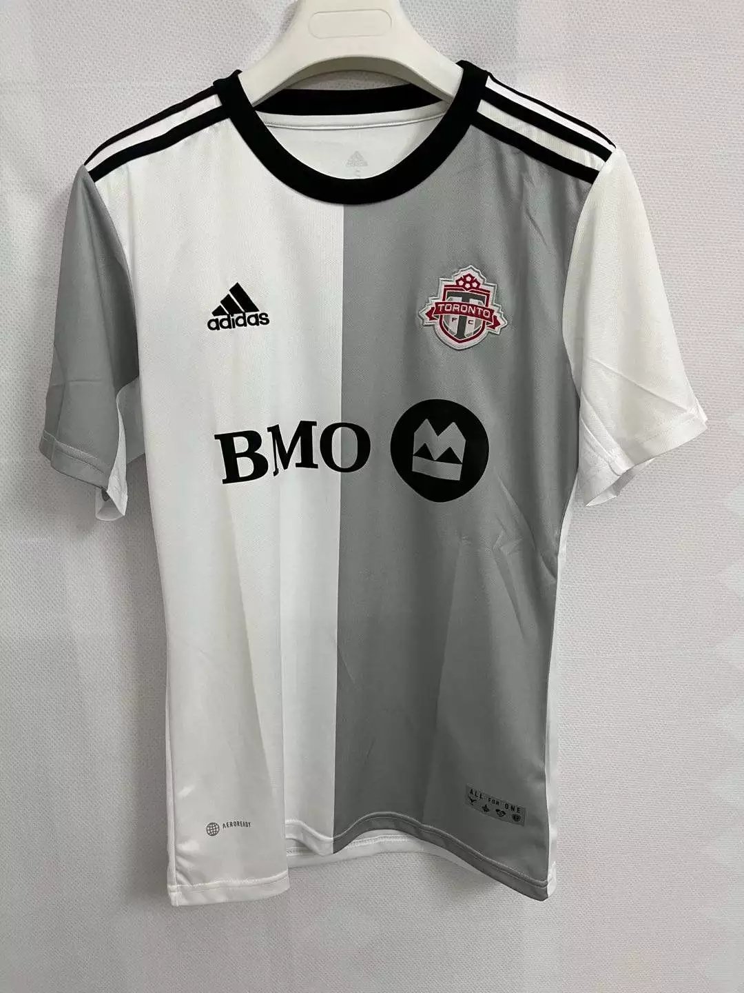 24 White and gray 006