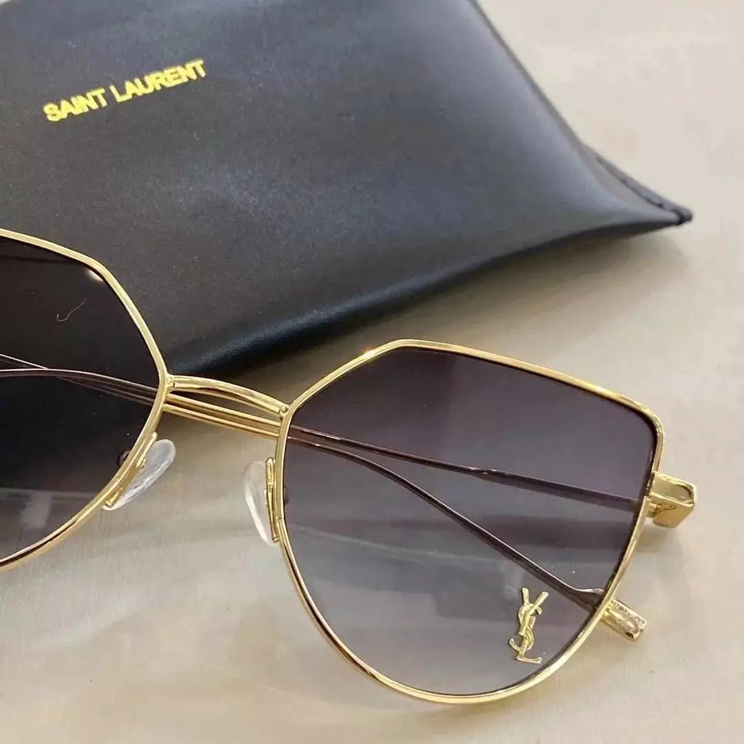 22 Black and gold 006