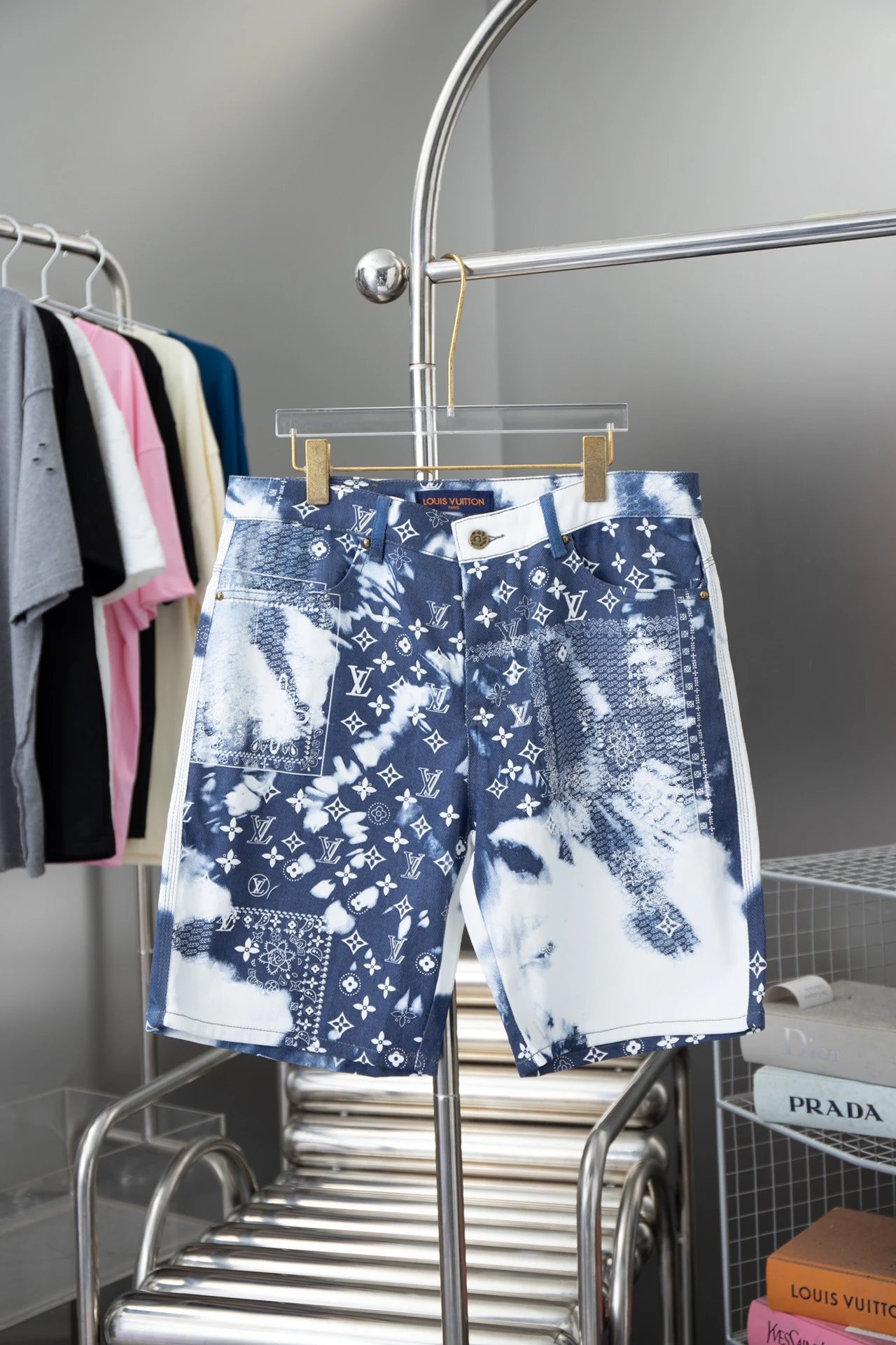 40 Blue and white