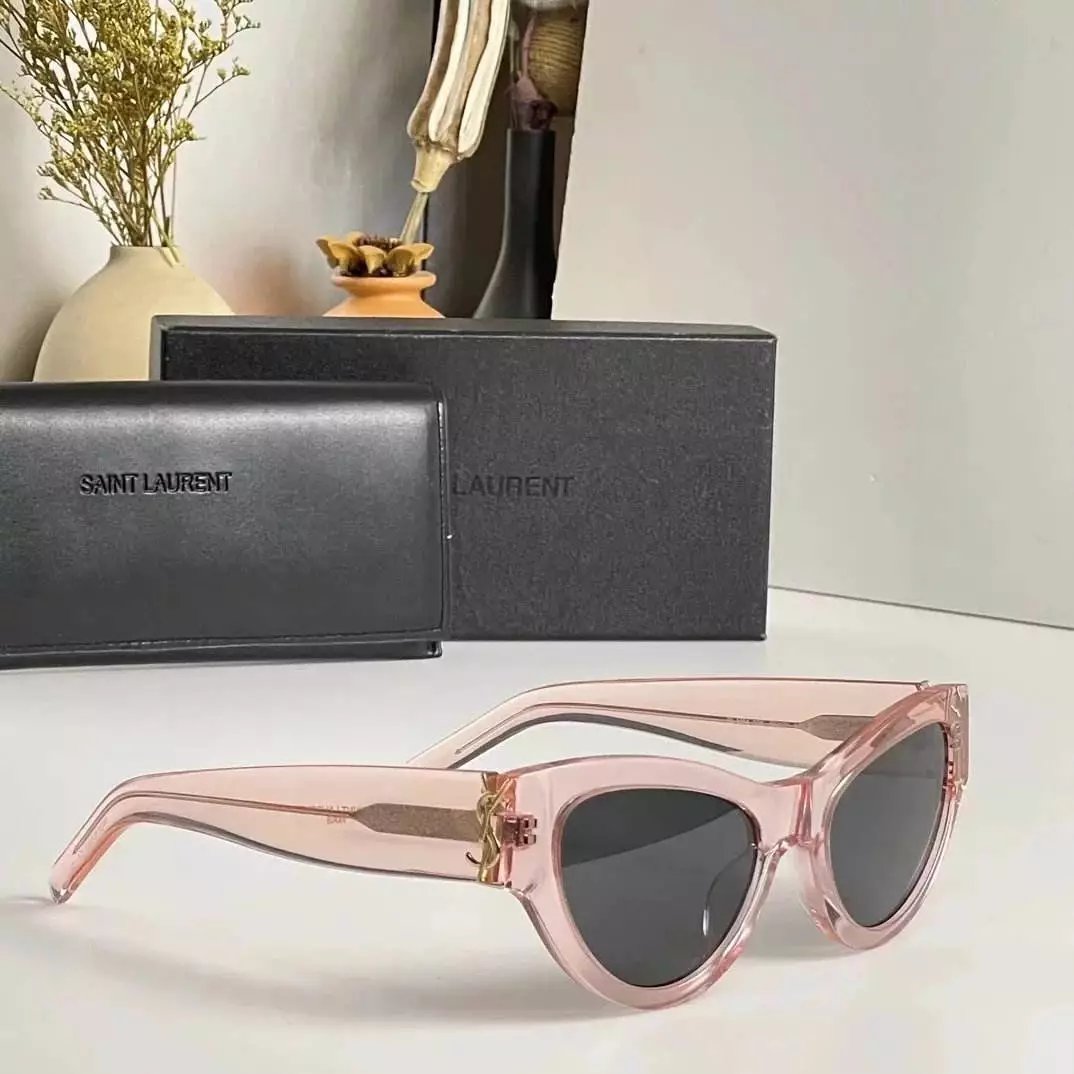 15 Pinkish white 006